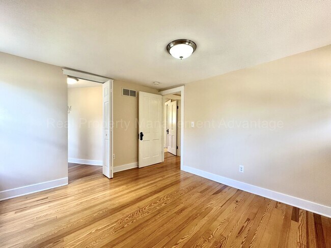 Building Photo - Craftsman Style, Modern Amenities Steps from Main St.