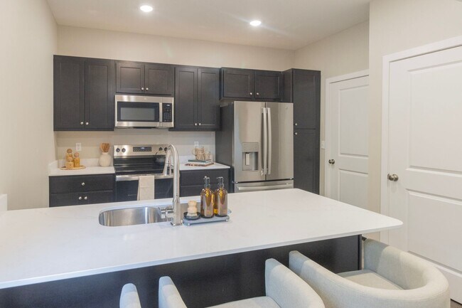 Building Photo - 2801 Emery Dr
