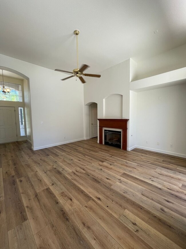 Building Photo - NEWLY LISTED & READY TO DAZZLE!
