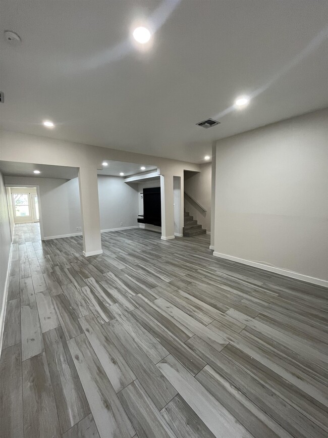 Building Photo - 1800 Country Club Dr