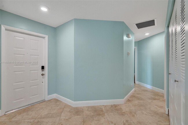 Building Photo - 8820 Woodside Ct