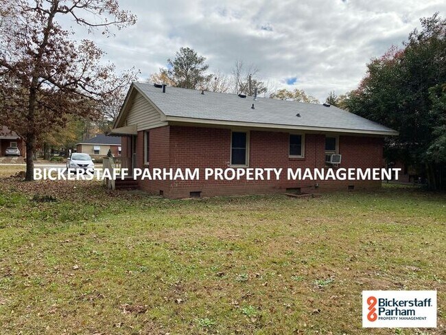 Building Photo - Located Off Of Fort Benning Rd!!
