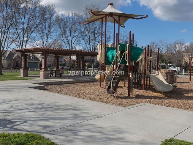 Building Photo - Desirable 4 Bedrooms + Bonus, 4.5 Baths, Gale Ranch in San Ramon!