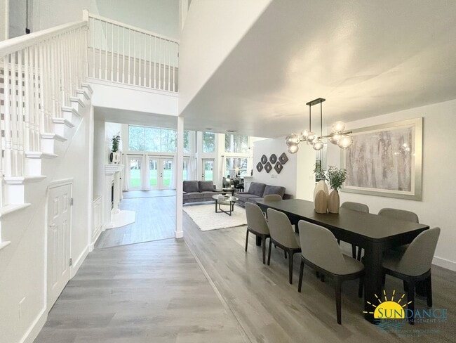 Building Photo - Custom Furnished 4 bed 3.5 bath in Emerald Bay!