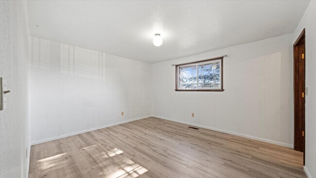 Building Photo - Stunning 4-Bedroom Modern Home in West Richland