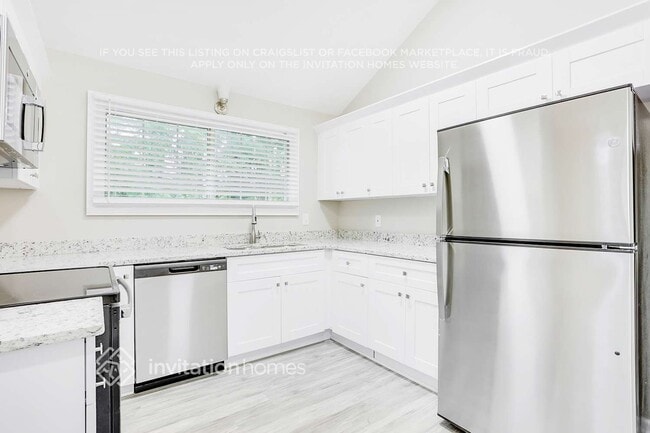 Building Photo - 3260 Redona Dr