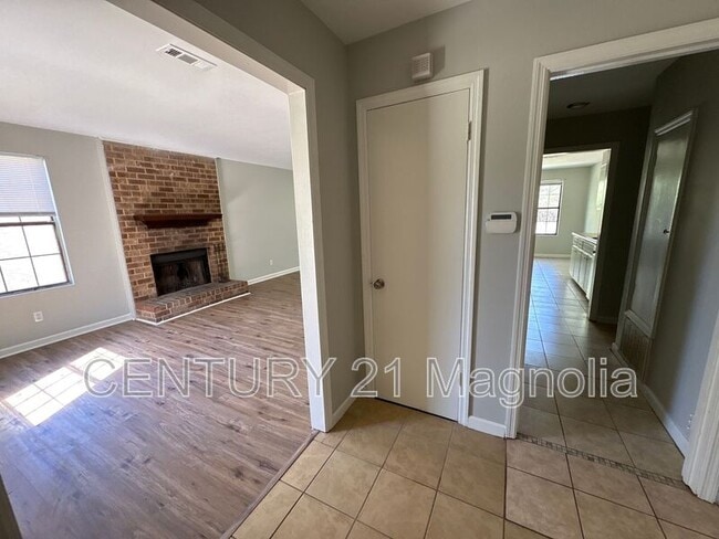 Building Photo - 2737 Royal St