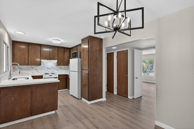 Building Photo - Spacious Condo in Santa Clara - Easy Commute!