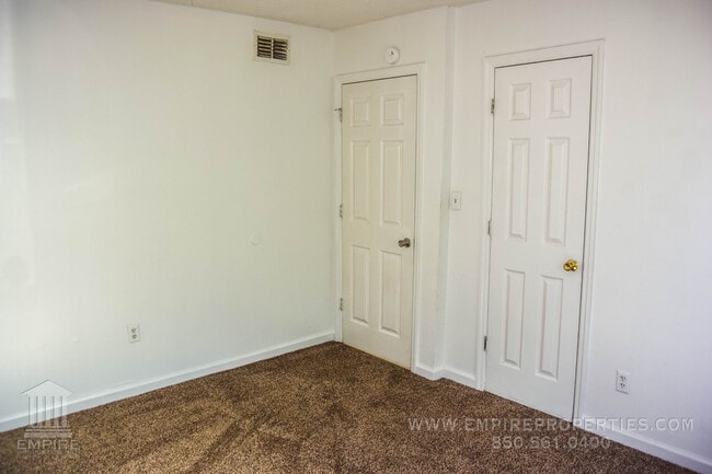 Building Photo - Quad Near Campus- 2 full bedrooms