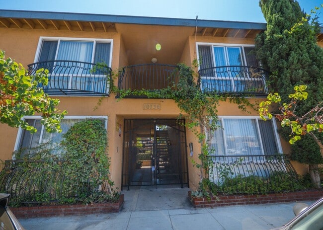 Interior Photo - 10736 Magnolia Blvd