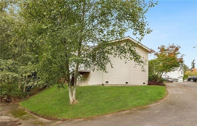 Building Photo - Spacious and Bright Home with 3 Bed and 2.5 Bath