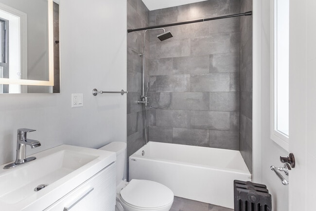 Building Photo - 1062 W Glenlake Ave