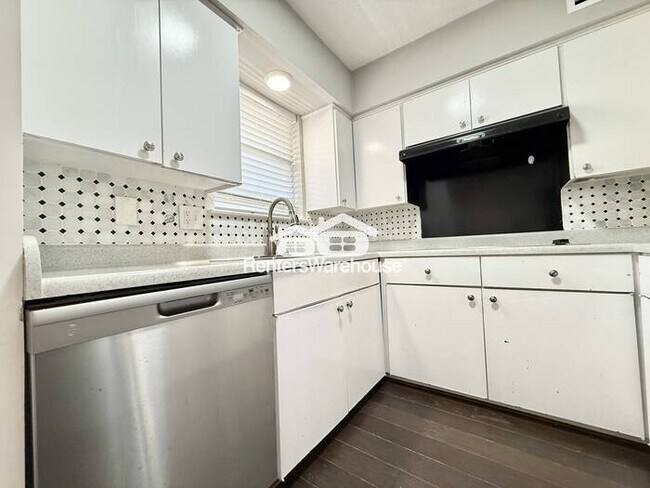 Building Photo - 2 Bed / 2 Bath Condo in Gated, Secluded Co...