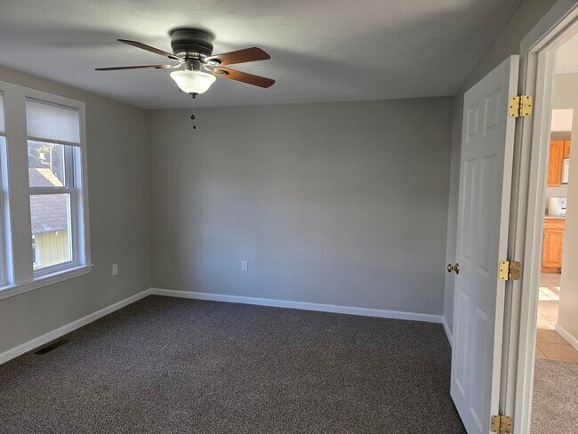 Building Photo - 284 School St