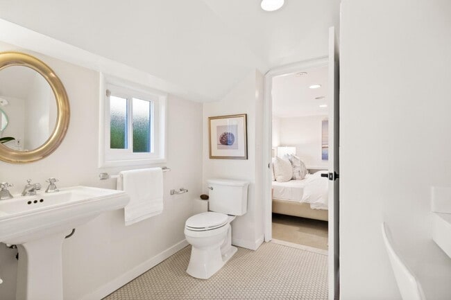 Building Photo - 105 Pepper Ave