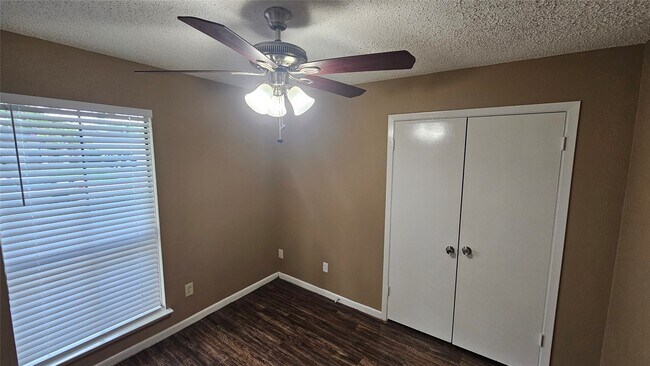 Building Photo - 4250 Southchase Ln