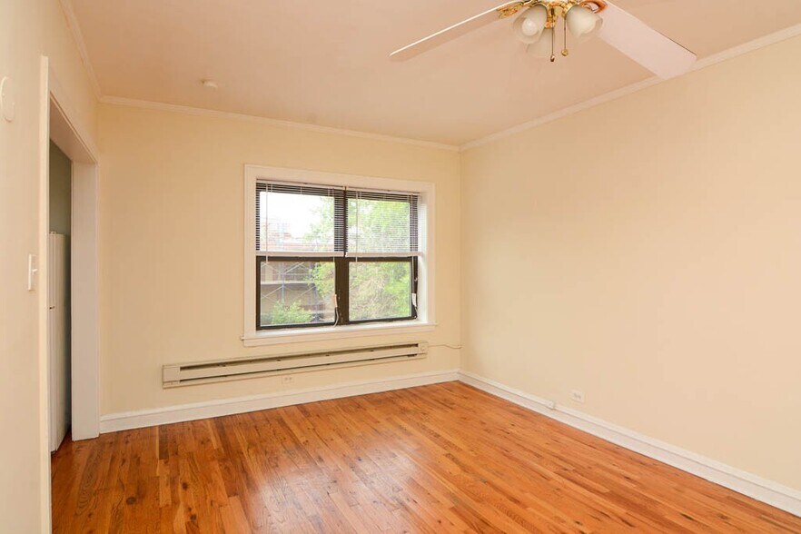 Building Photo - 545 W Wellington Ave