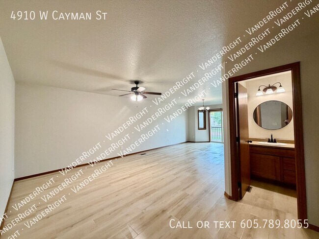 Building Photo - 4910 W Cayman St