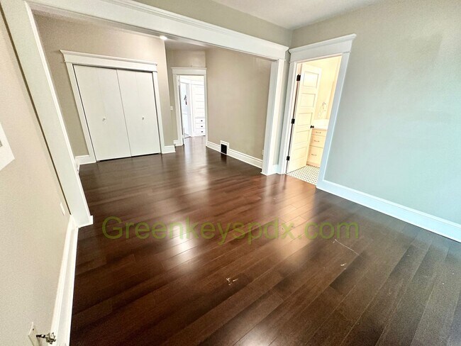 Building Photo - Huge Gorgeous 5 Bedroom 4 Bath Unit in SW ...