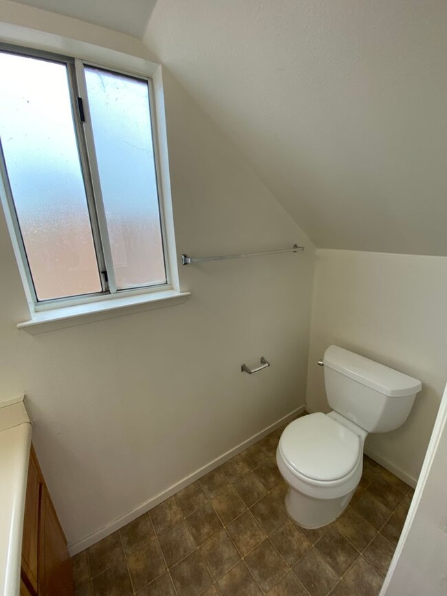 Building Photo - Charming 3 Bed/2.5 Bath on Packwood coming...