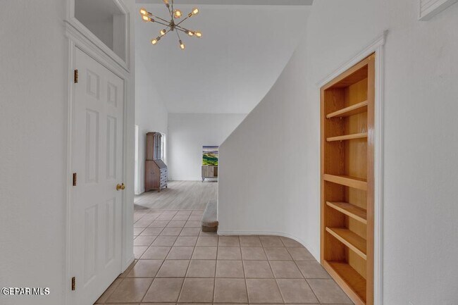 Building Photo - 1121 Regal Ridge Dr