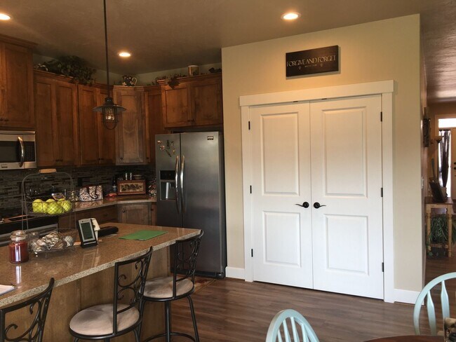 Building Photo - 3 Bedroom 2 Bath Home in NW Redmond Furniture NOT Included.
