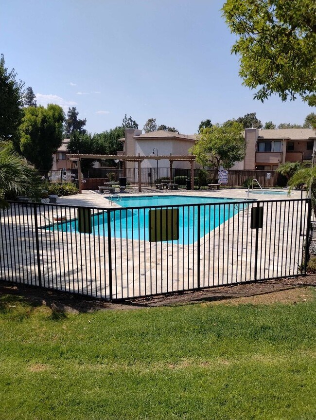 Building Photo - 2 Bedroom 1 Bathroom Condo Down Stairs Unit