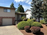 Building Photo - Large Two Bedroom Duplex in South Salem