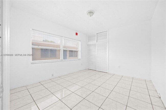 Building Photo - 2072 NE 169th St
