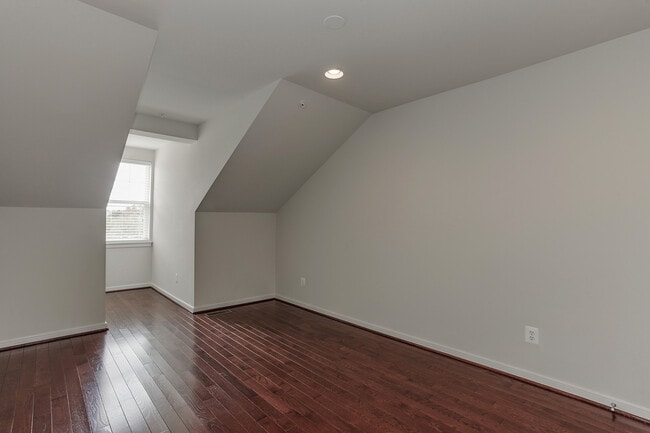 Building Photo - Gorgeous Townhome/Great Location!