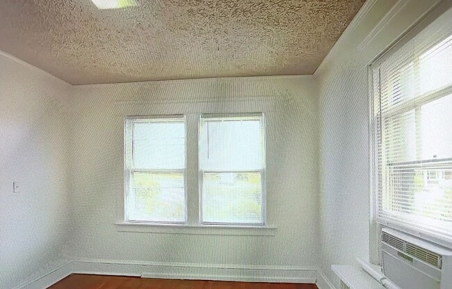 Building Photo - Minutes to Campus / 5 Bedroom / 2 Bathroom