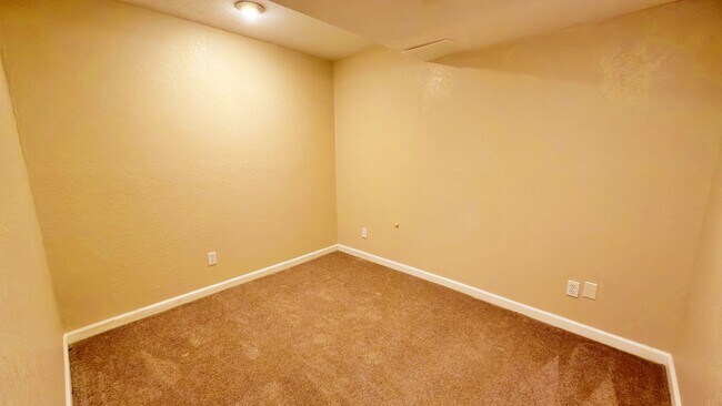 Building Photo - Fantastic 3 Bd 3 Bth + Office in Cherry Cr...