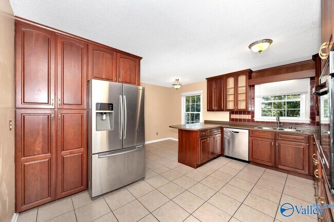 Building Photo - 8002 Greenwillow Ct SE