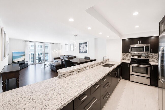 Building Photo - 1147 Hillsboro Mile
