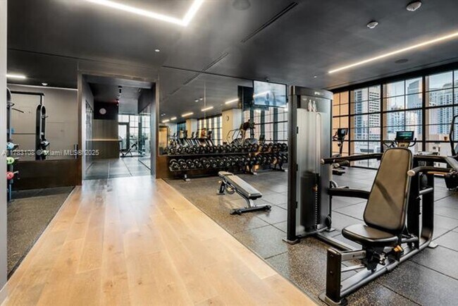 Building Photo - 601 NE 1st Ave