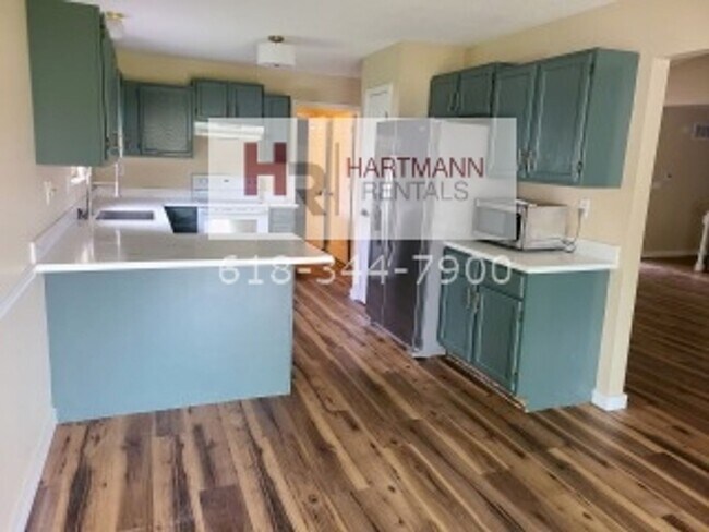 Building Photo - Three Bedroom Two Bath Ranch Home in Troy, IL!