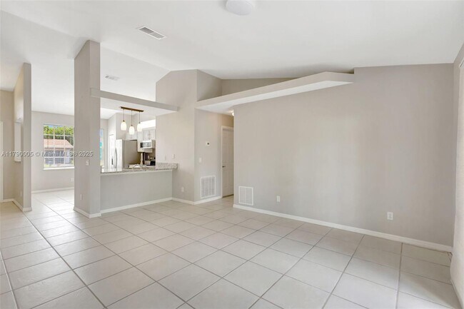 Building Photo - 665 NE Horizon Ln