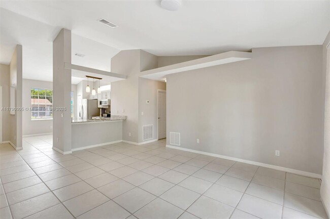 Building Photo - 665 NE Horizon Ln