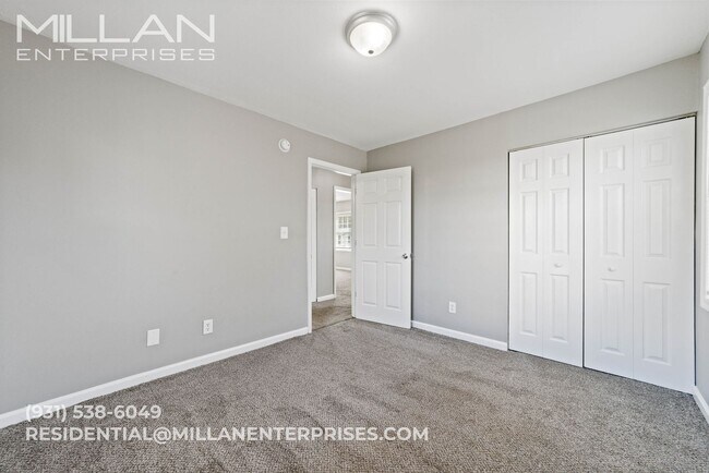 Building Photo - Cozy Home Featuring Spacious Rooms and Large Yard Close to Fort Campbell