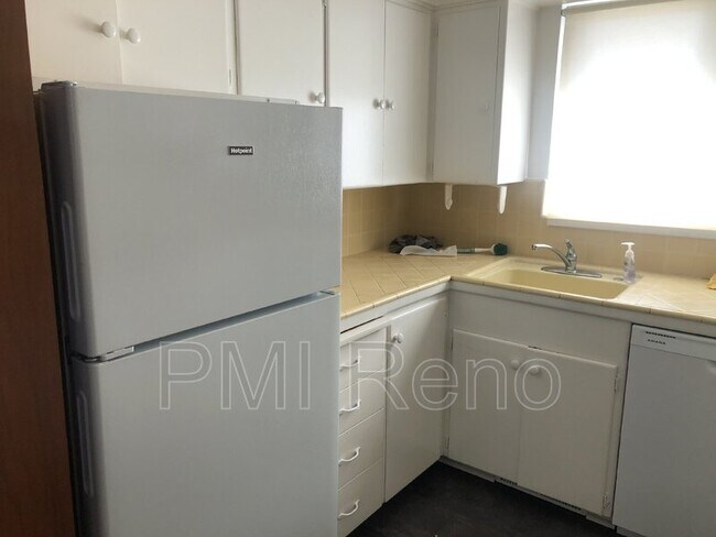 Building Photo - 2780 Lakeside Dr