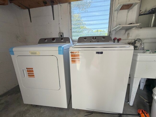 Building Photo - 1615 Crest Dr