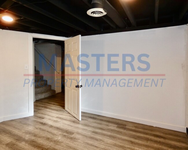 Building Photo - Three Bedroom House