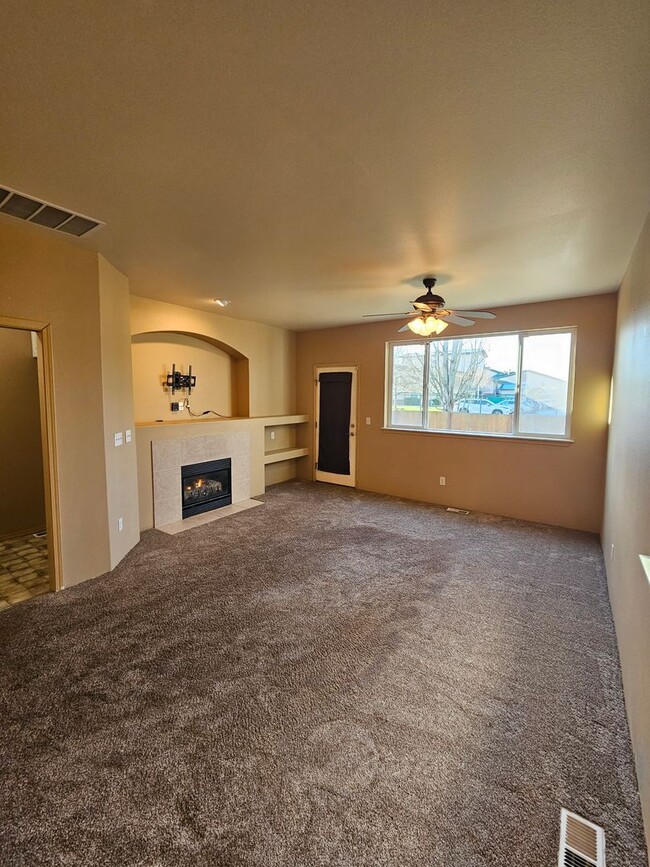 Building Photo - Beautiful 3 bed, 2.5 bath home in Fife