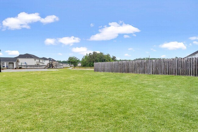 Building Photo - COMING EARLY JUNE 2026! (Pet Friendly)