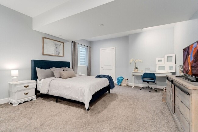 Building Photo - Evolve Real Estate: Evolve Real Estate: Meticulous Executive 4 Bedroom Plus Den Plus Finished Bas...