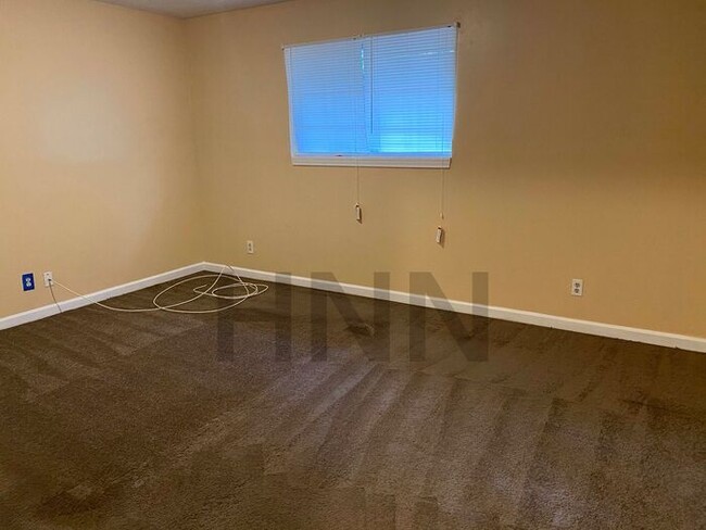 Building Photo - Cute 2/1 Duplex in Forest Park!