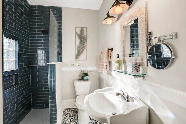 Building Photo - 1104 Lasalle St