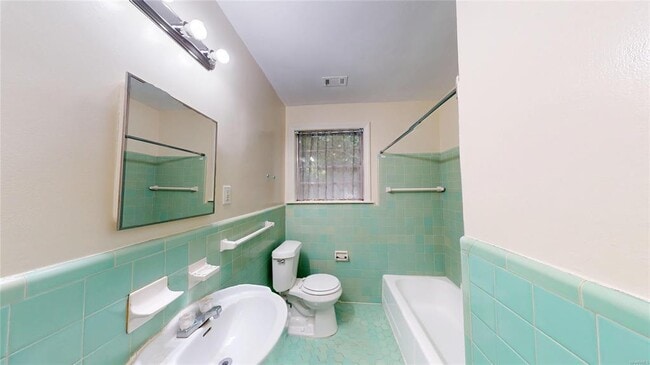 Building Photo - 900 E Edgemont Ave