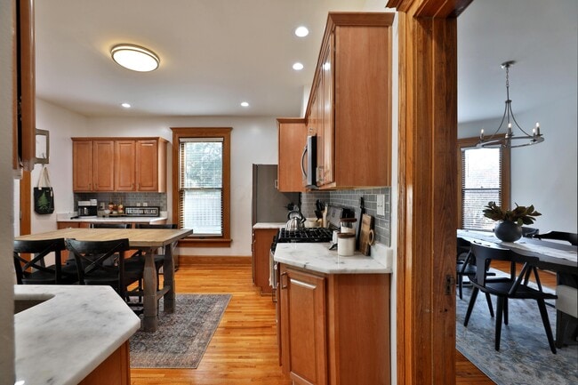 Building Photo - 398 W 5th Ave