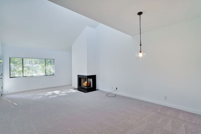 Building Photo - Cozy 1 Bed, 1 Bath Condo